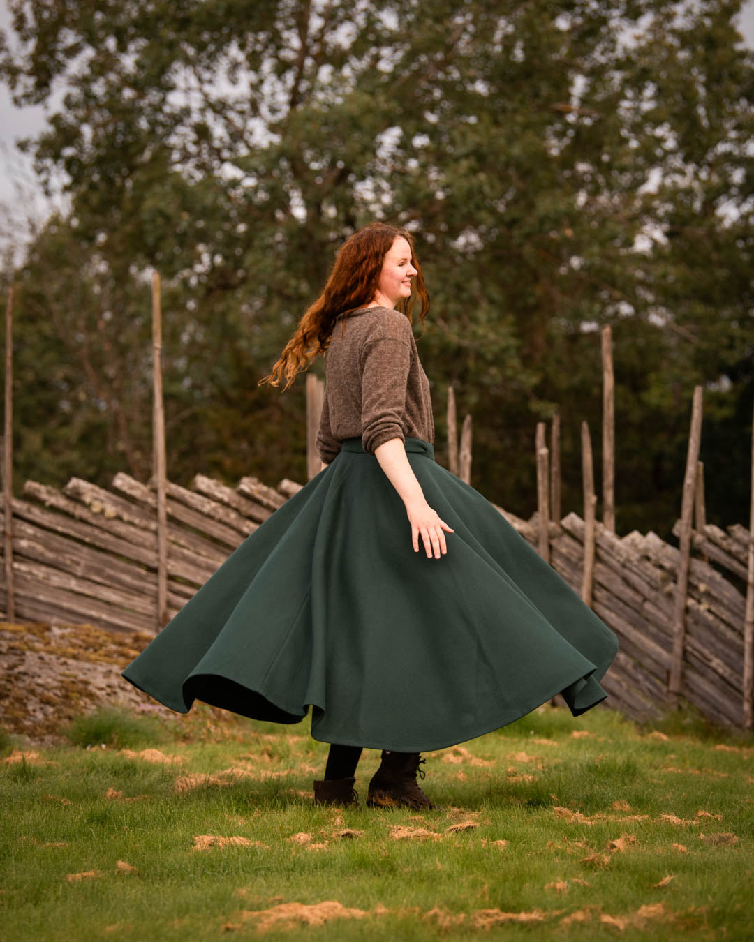 Modellen på bildet er 184 cm høy, midjemål på 84 cm og bruker M lang.