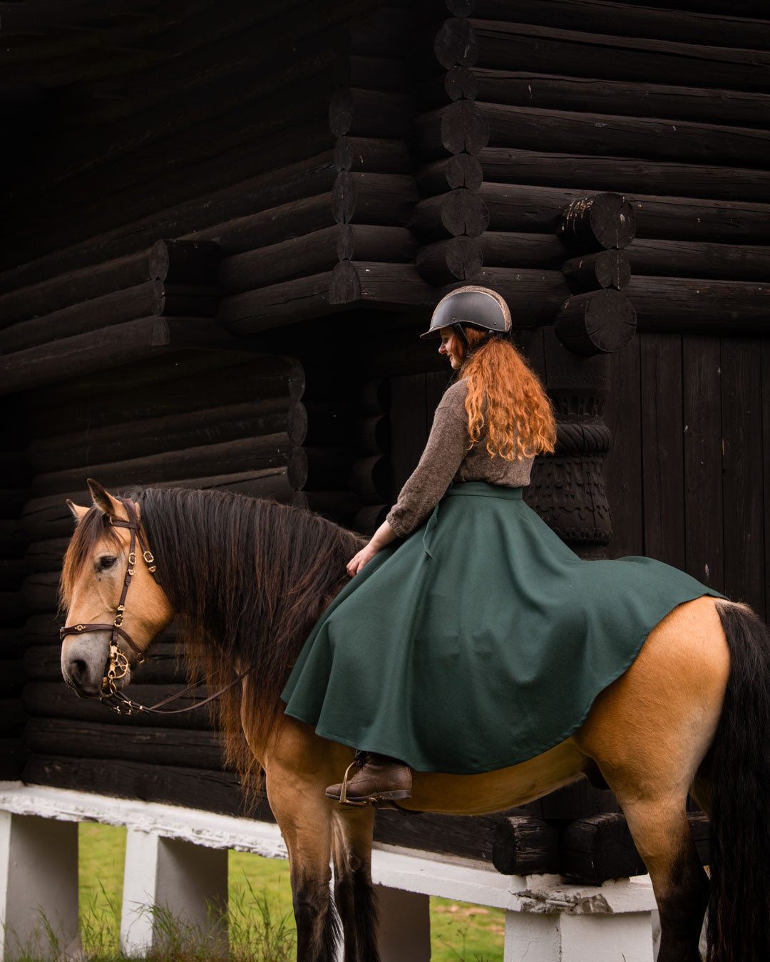 Hesten på bildet er en dølahest på 162 cm og skjørtet er M lang.