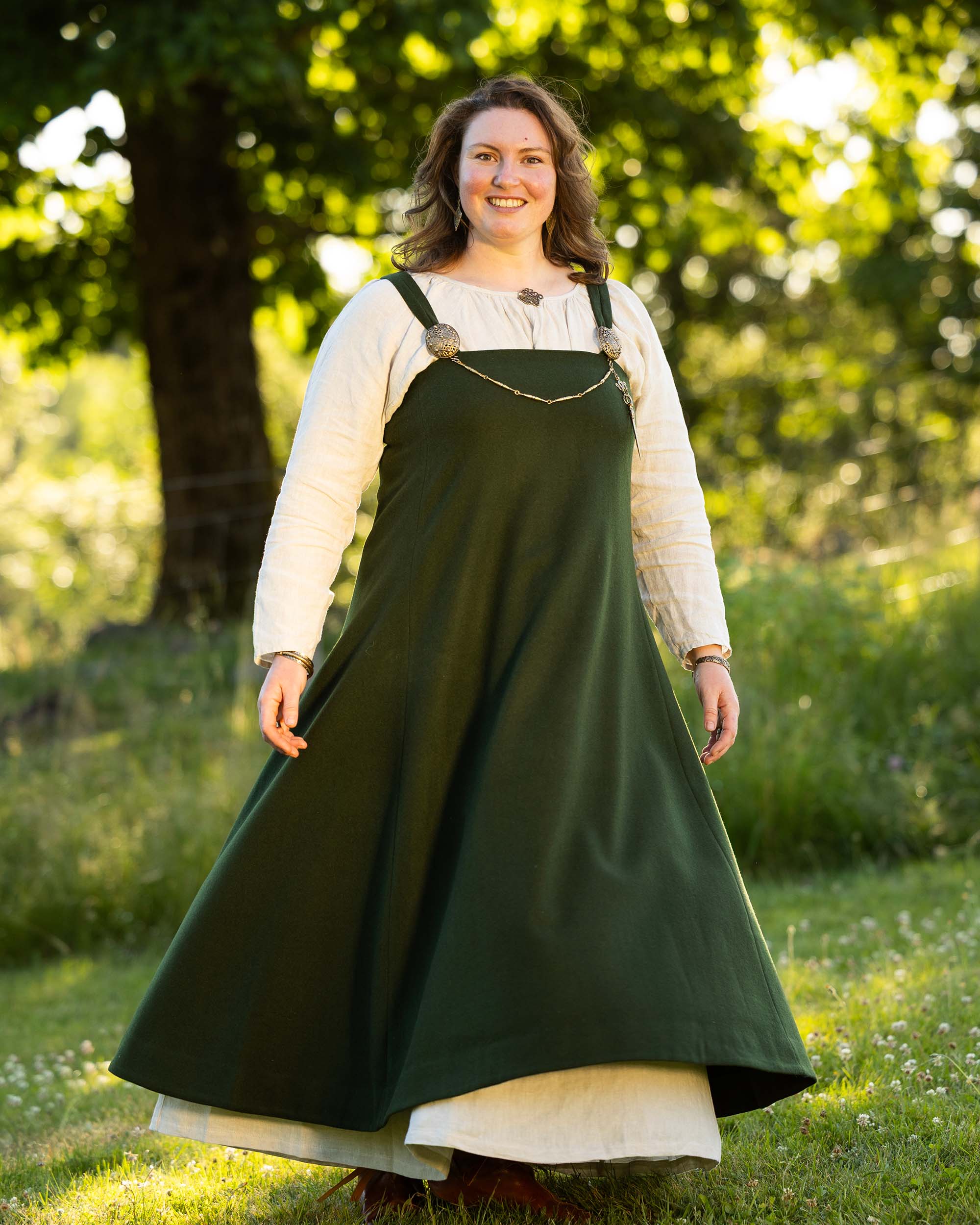 Modellen på bildet er 170 cm høy, har brystmål på 114 cm og bruker størrelse XL.