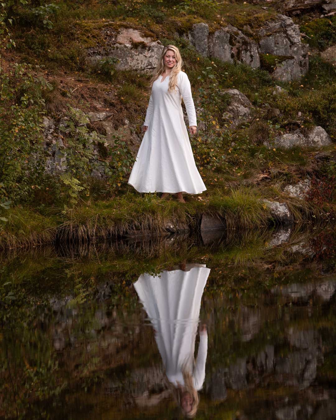 Modellen på bildet er 175 cm høy med brystmål på 105 cm og bruker størrelse L.