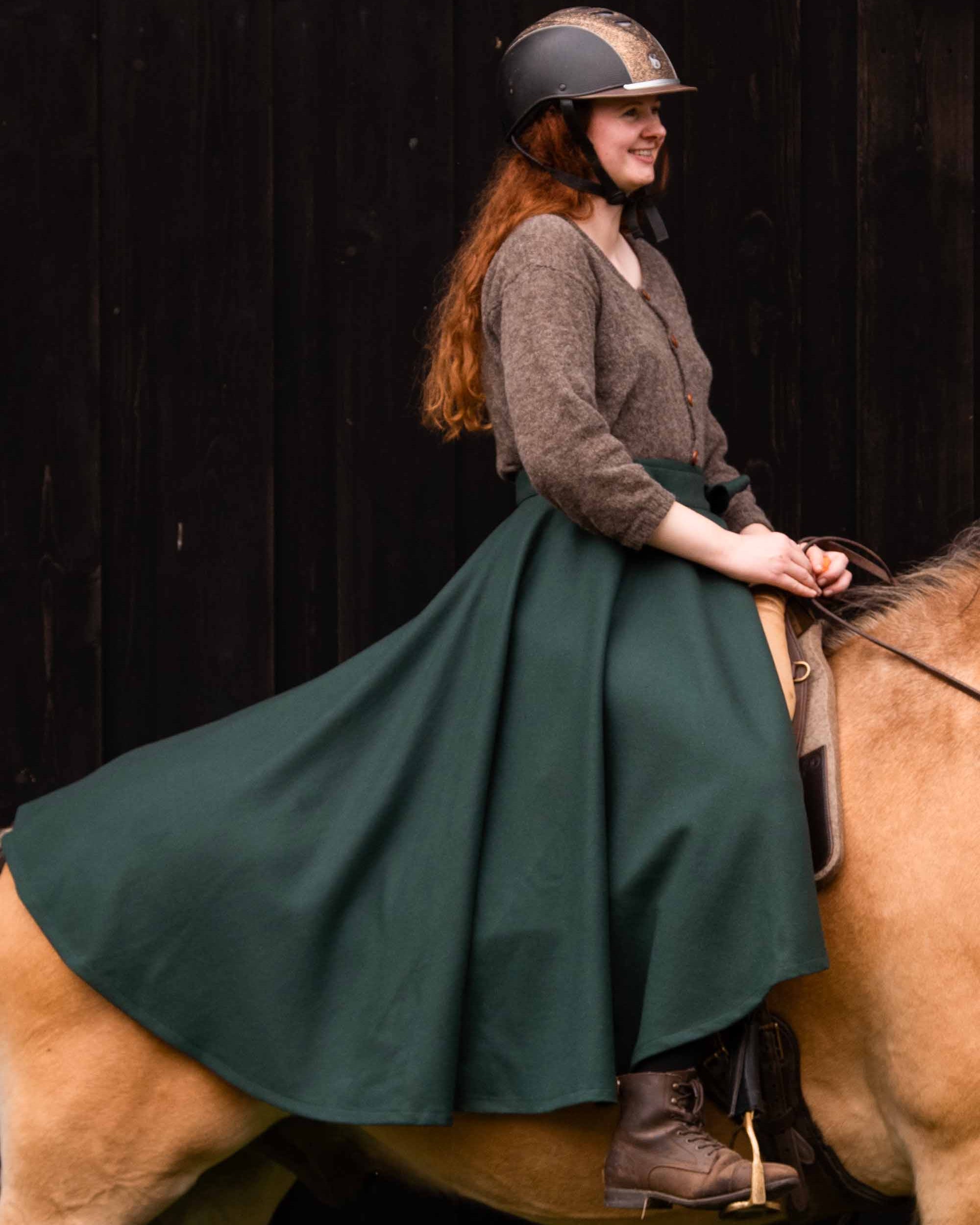 Modellen på bildet er 184 cm høy, midjemål på 84 cm og bruker M lang.