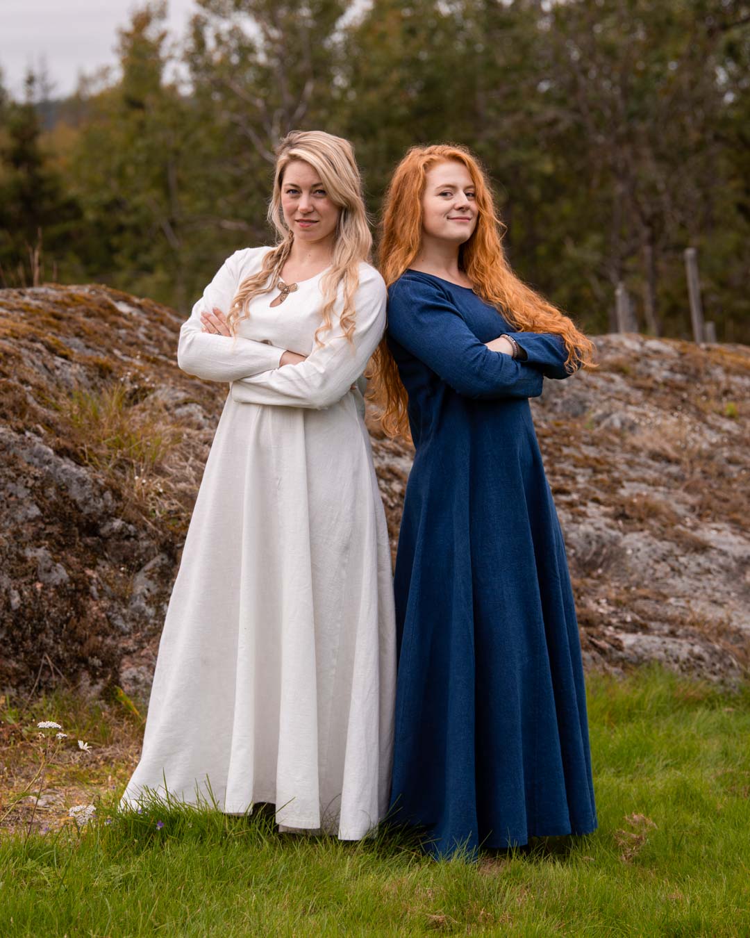 (Hvit) Modellen på bildet er 175 cm høy med brystmål 105 cm og bruker størrelse L.