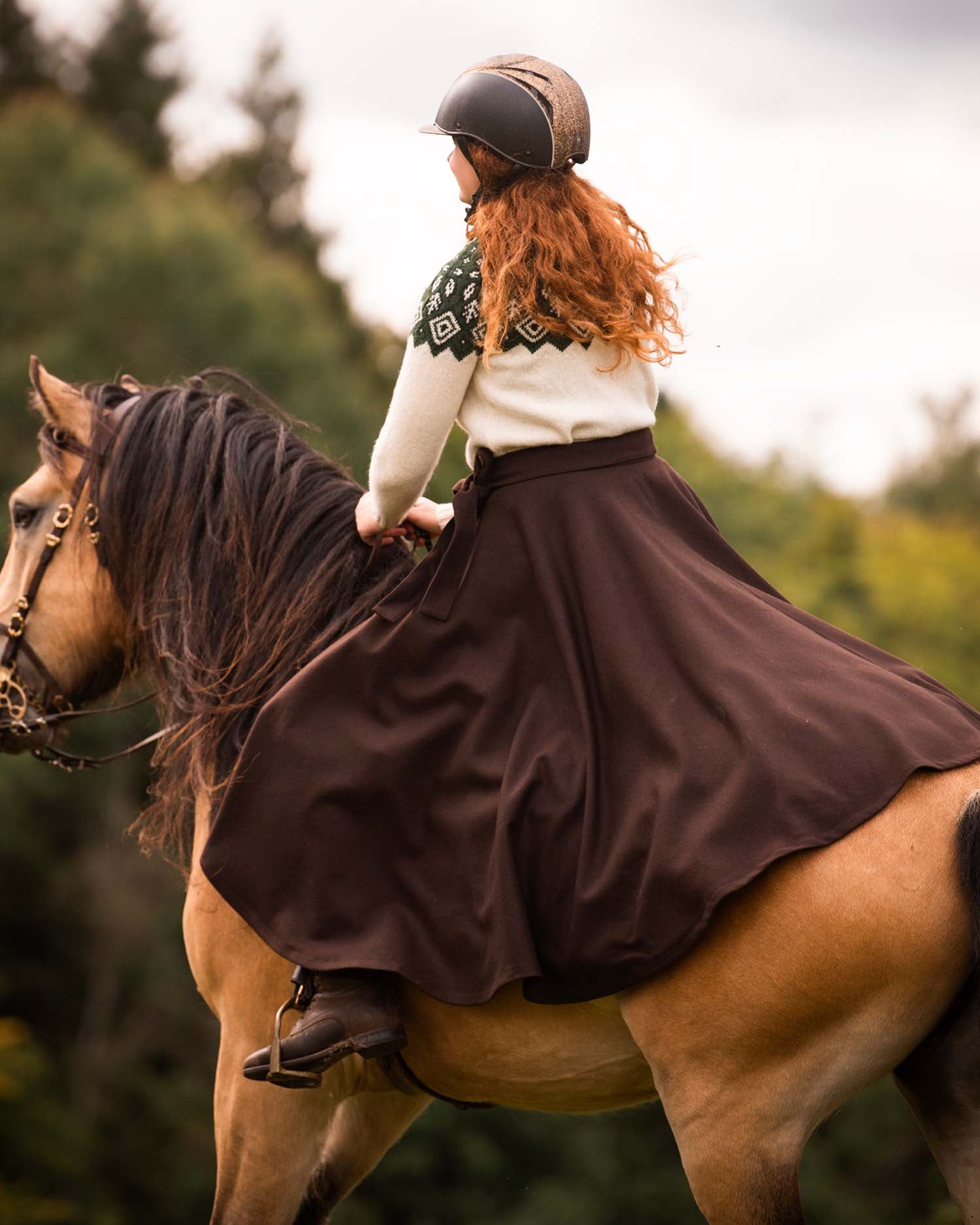 Hesten på bildet er en dølahest på 162 cm og skjørtet er M lang.