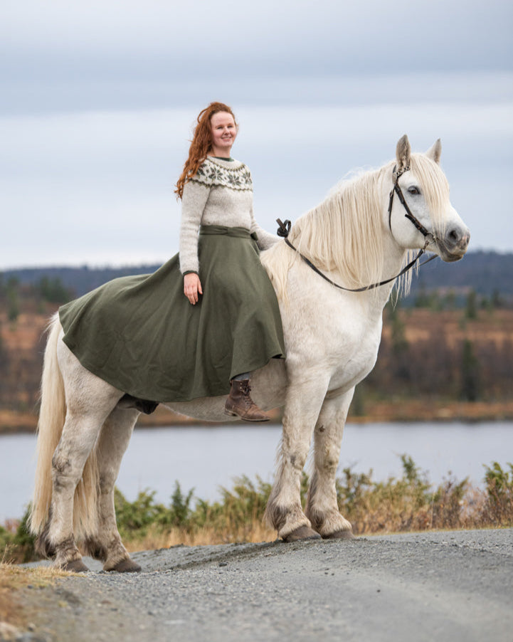 Modellen på bildet er 184 cm høy, midjemål på 84 cm og bruker M lang.