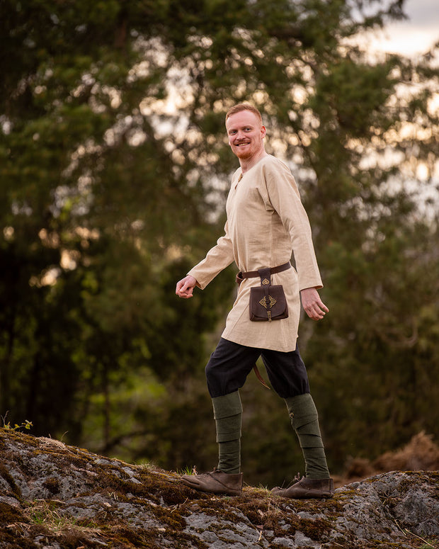 Alexander er 189 cm høy og har på seg bukse i L.