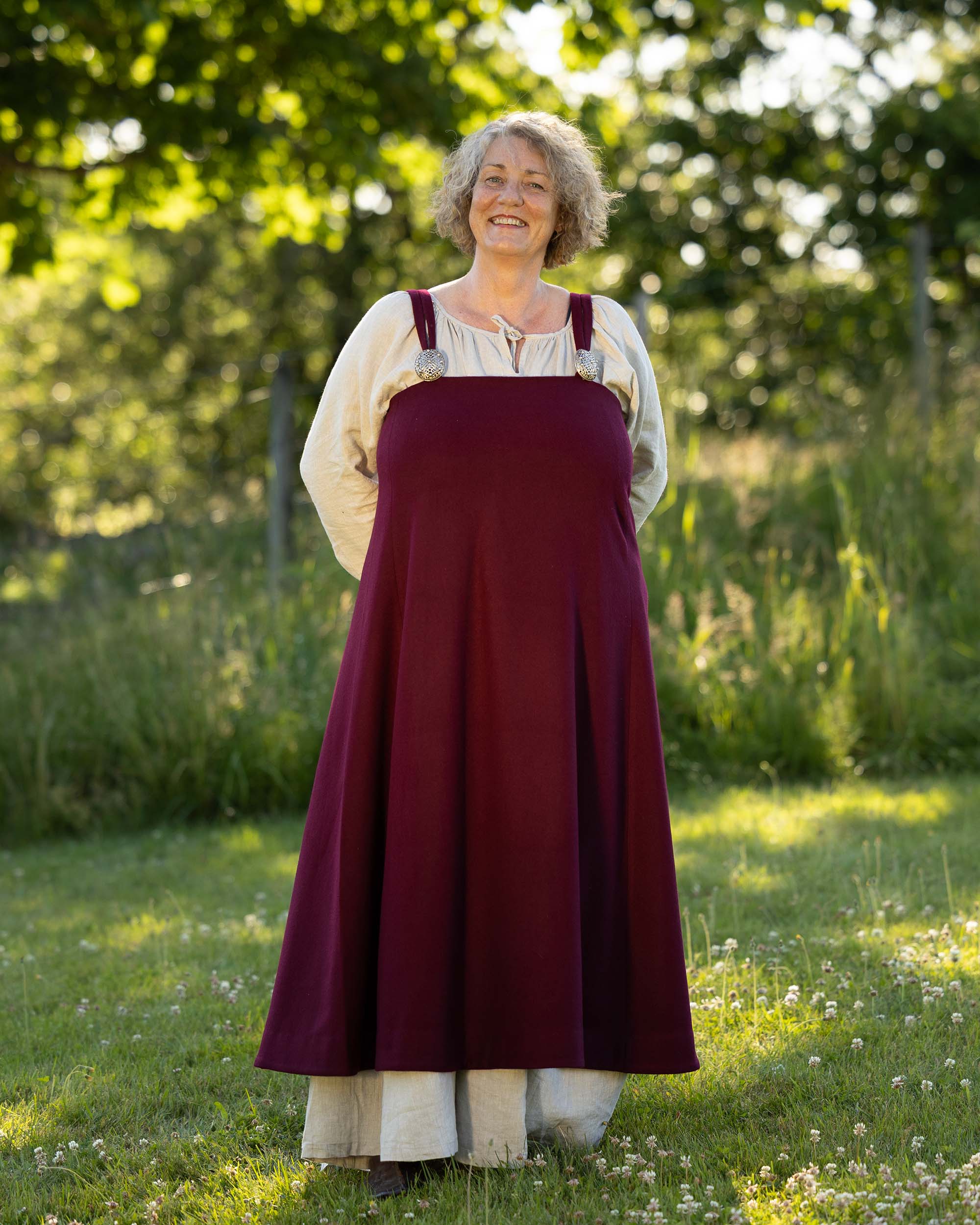 Modellen på bildet er 174 cm høy, har brystmål på 120 cm og bruker størrelse XXL.