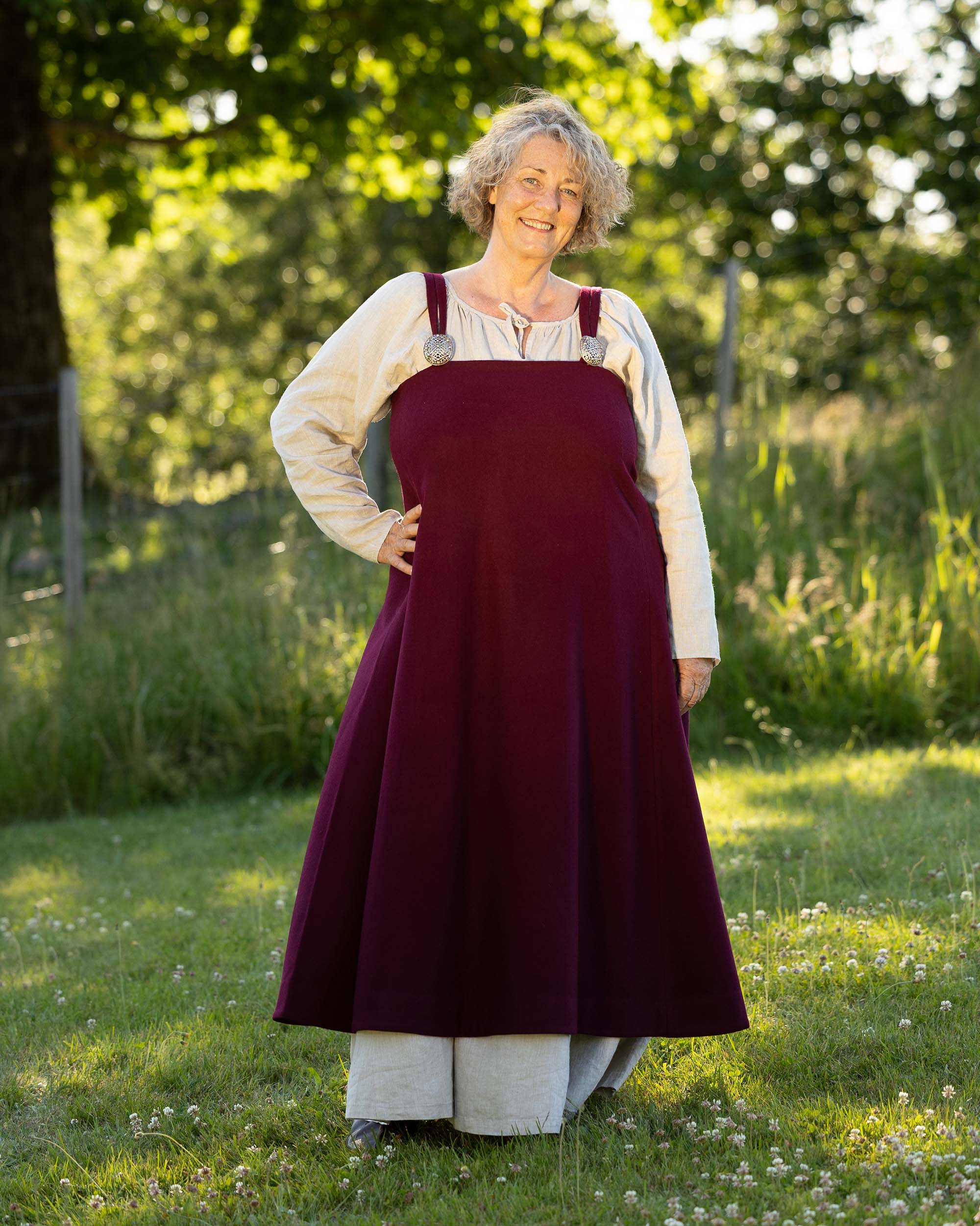 Modellen på bildet er 174 cm høy, har brystmål på 120 cm og bruker størrelse XXL.