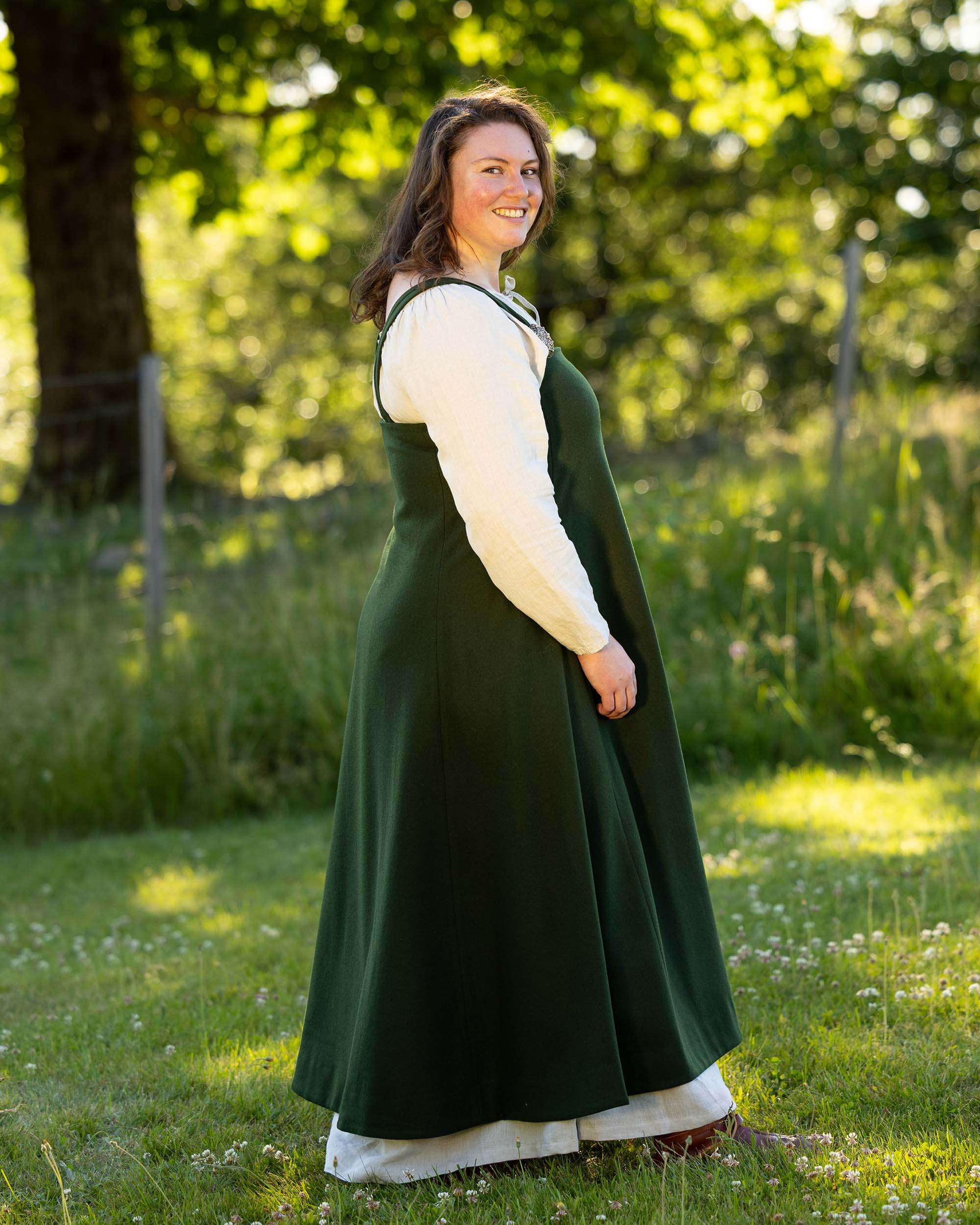 Modellen på bildet er 170 cm høy, har brystmål på 114 cm og bruker størrelse XL.