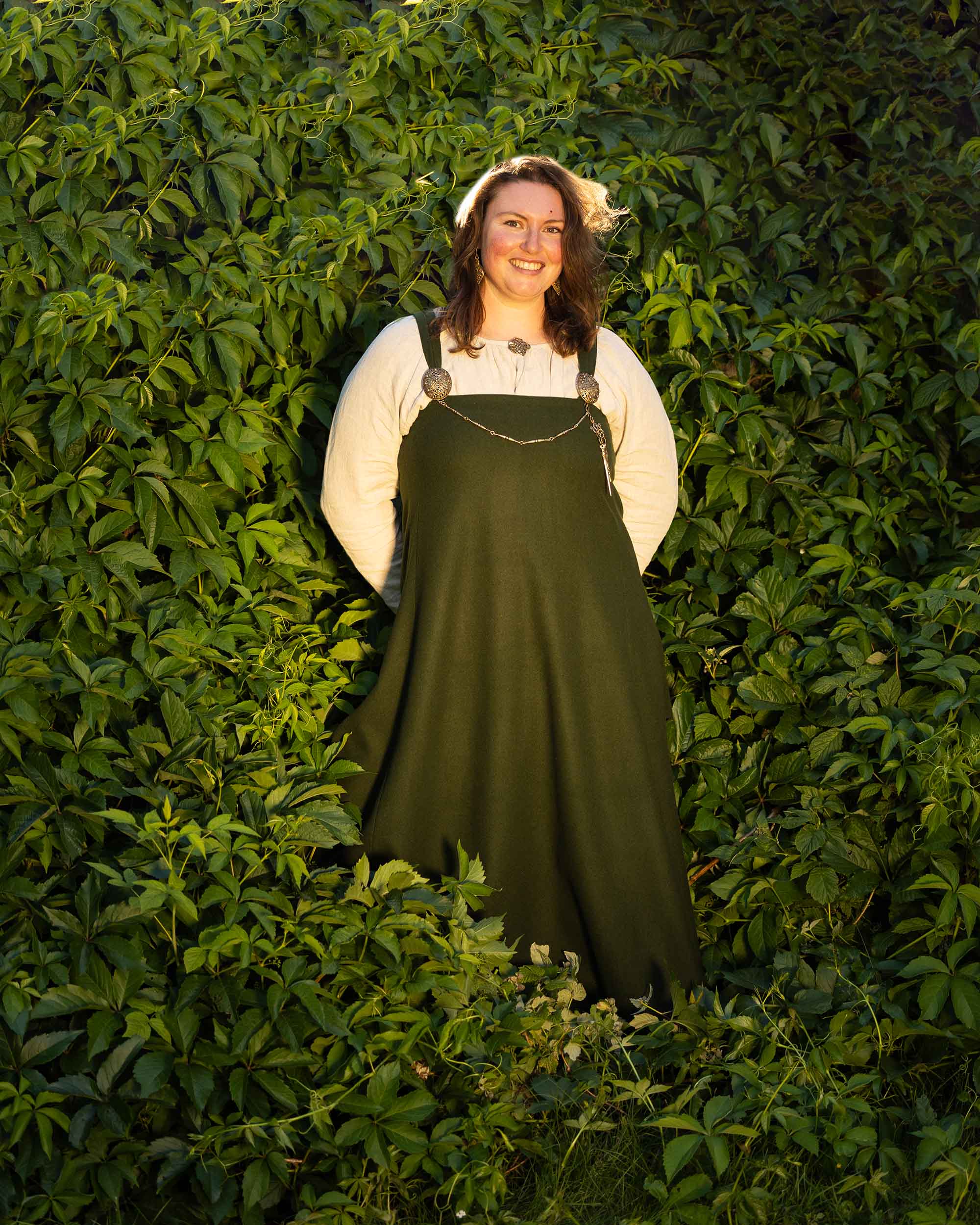 Modellen på bildet er 170 cm høy, har brystmål på 114 cm og bruker størrelse XL.