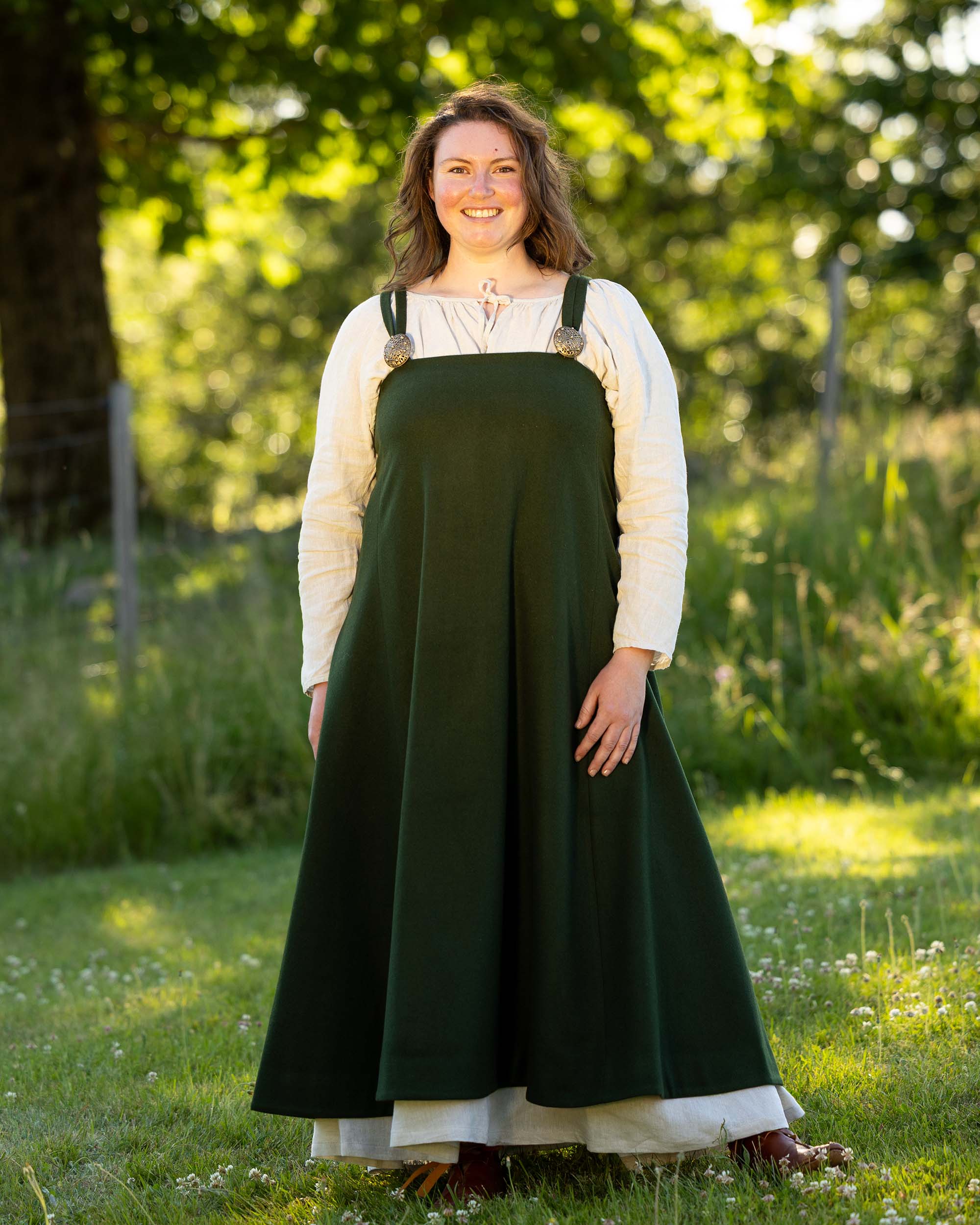 Modellen på bildet er 170 cm høy, har brystmål på 114 cm og bruker størrelse XL.