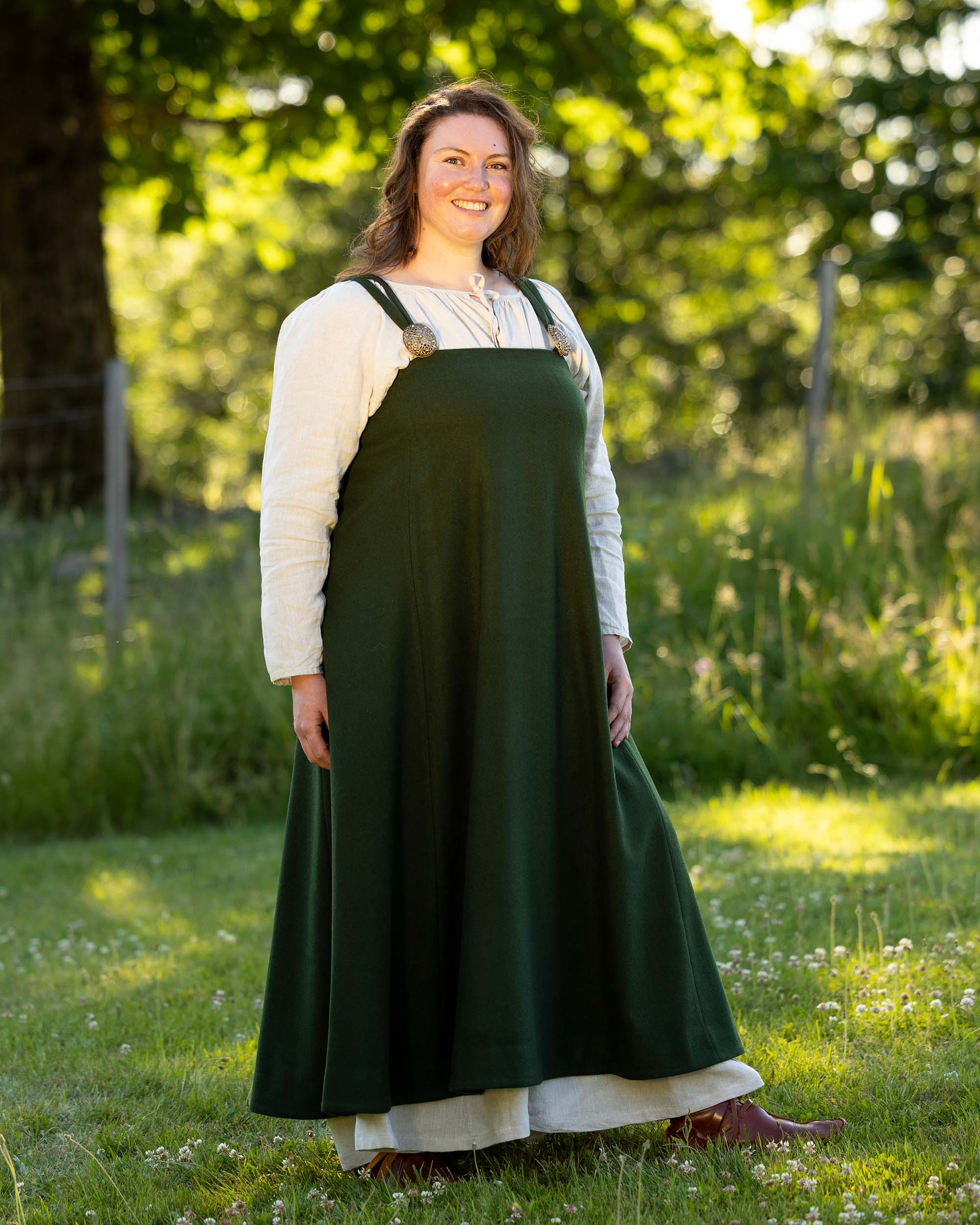 Modellen på bildet er 170 cm høy, har brystmål på 114 cm og bruker størrelse XL.