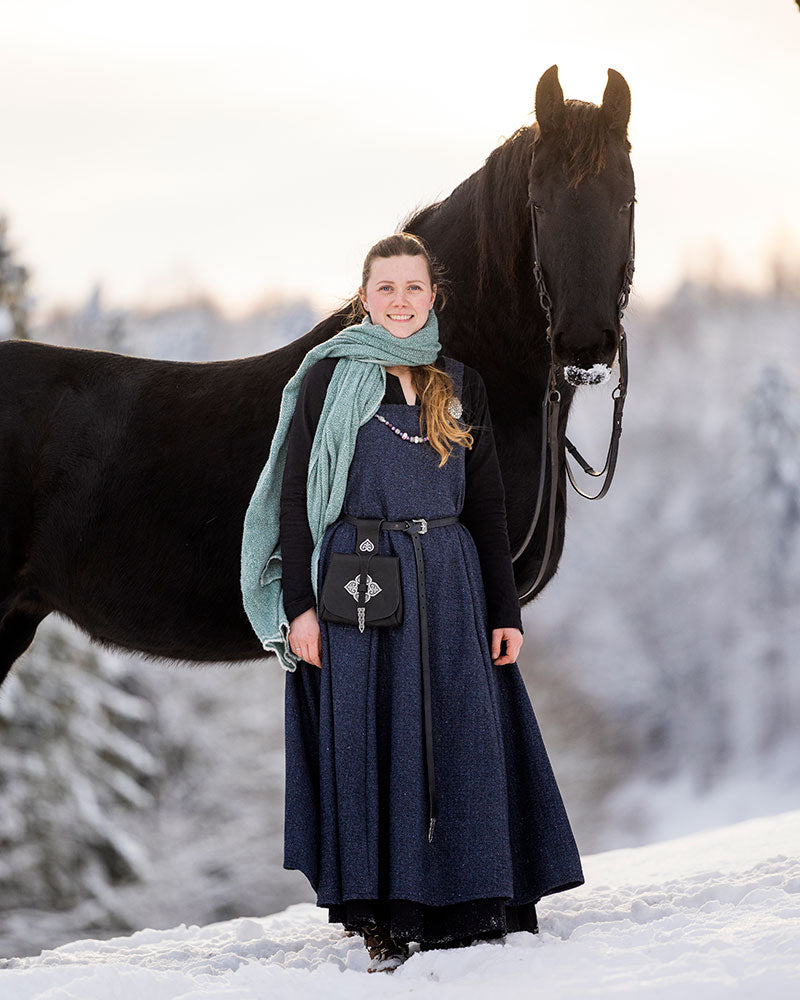 Her med Favn sjal i eviggrønn og tilbehør i sølv og sort.