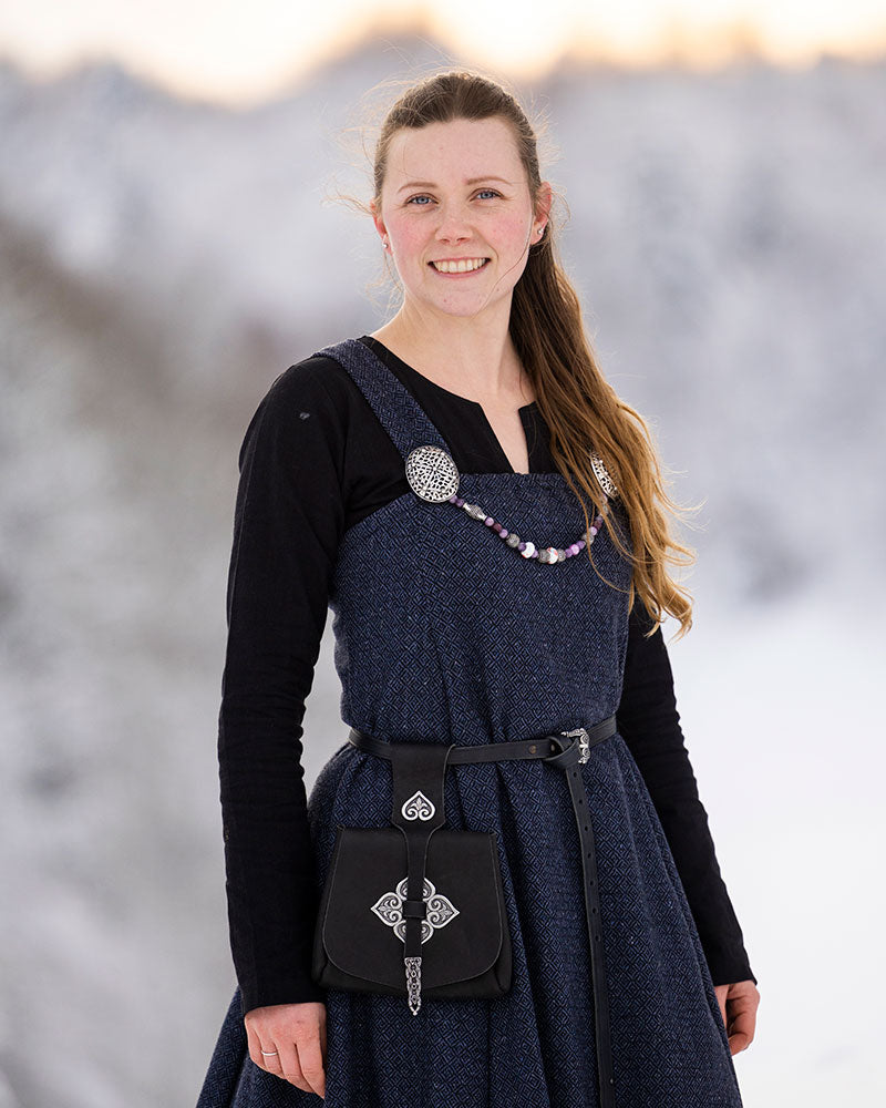 Modellen er 168 cm høy og bruker Frøya viking linkjole i størrelse S.