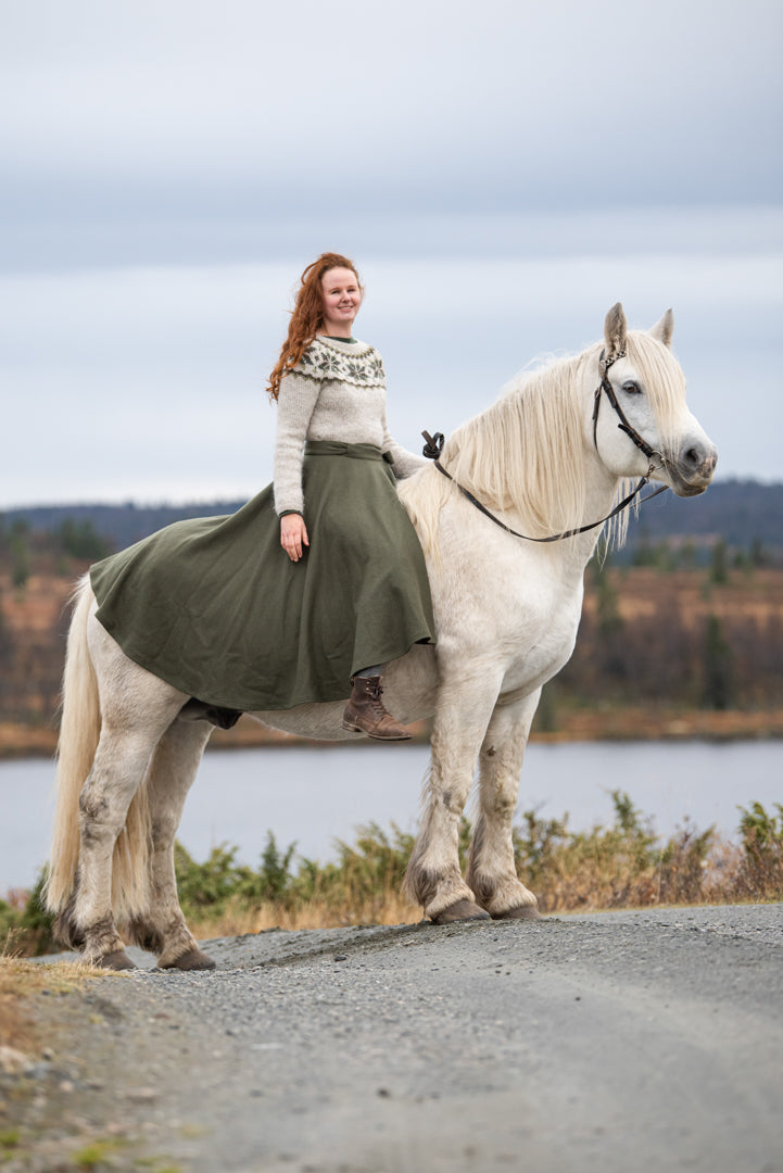 Modellen på bildet er 184 cm høy, midjemål på 84 cm og bruker M lang.